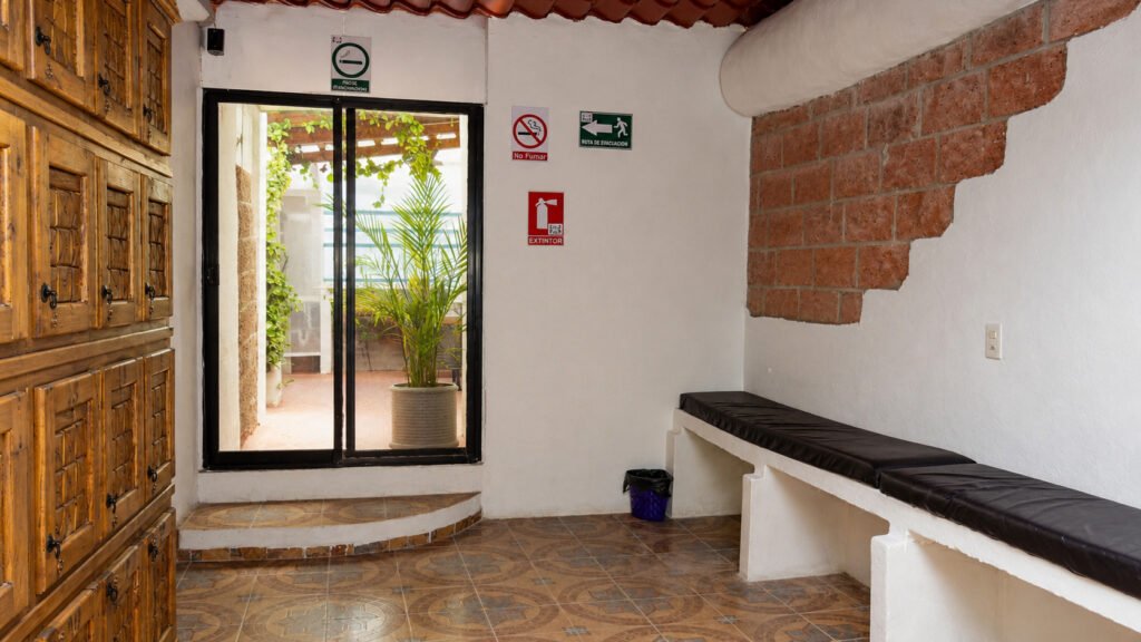 Casilleros, banca y acceso al patio en el interior de Atenas Spa, en Celaya.