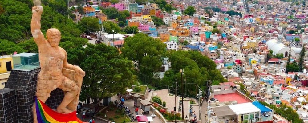 Envuelven a El Pípila con bandera del orgullo LGBT en Guanajuato