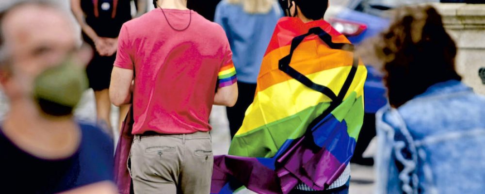 Ser gay no se cura, se acompaña. Por primera vez la Santa Sede desautoriza terapias de conversión.